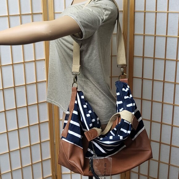 NWOT Madden Girl navy blue and white striped weekender bag with shoulder strap - Picture 1 of 8